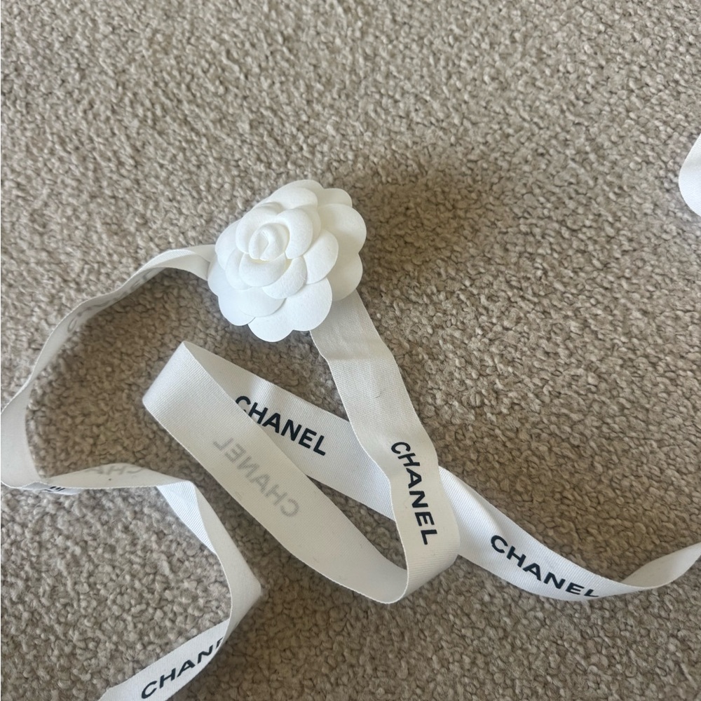CHANEL White Ribbon with Camellia - Picture 2 of 2